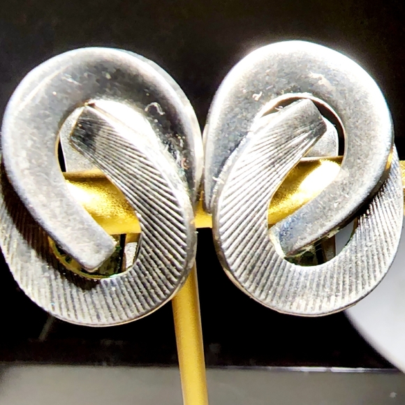 Vintage modernist textured loop figure 8 clip on earrings - Picture 4 of 4
